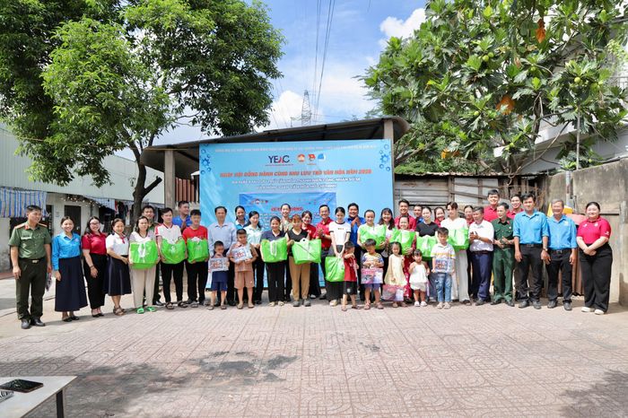 Thăm hỏi, trao tặng 40 phần quà cho thanh niên công nhân và thiếu nhi tại khu lưu trú văn hóa