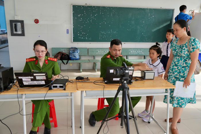 Lực lượng Công an trực tiếp hỗ trợ làm căn cước công dân cho trẻ em dưới 14 tuổi đủ điều kiện