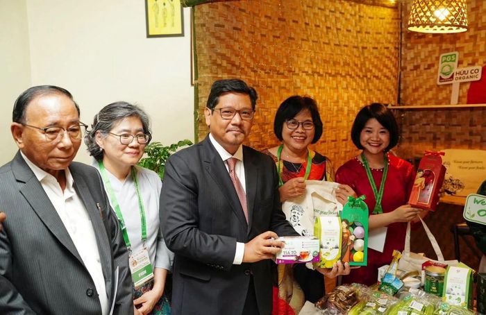 Thống đốc Bang Meghalaya, Bộ trưởng Bộ Nông nghiệp Bang Meghalaya và bà Jenifer Chang - Giám đốc điều hành IFOAM Asia, 02 đại diện của VOAA chụp hình cùng các sản phẩm hữu cơ PGS tại gian hàng.