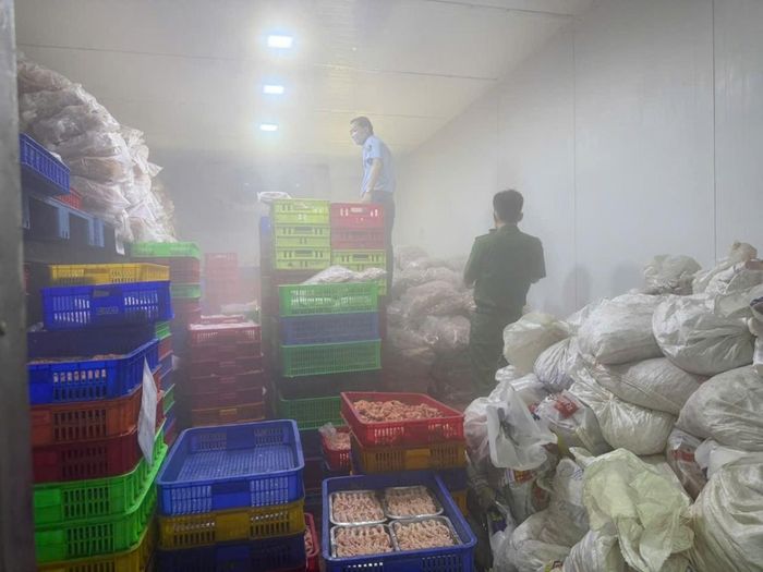  Lực lượng chức năng kiểm tra kho đông lạnh của doanh nghiệp, phát hiện gần 8 tấn chân gà có dấu hiệu vi phạm. Ảnh: QLTT TP Đồng Nai. 