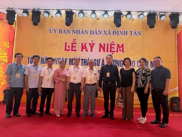 Đông đảo con,cháu dòng họ Đào tề tựu trong ngày lễ kỷ niệm Thái sư Á Vương Đào Cam Mộc. Ảnh Pháp Đức.