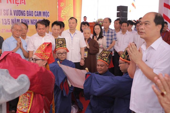 Nghi thức trình tấu Chúc văn tế lễ Thái sư á Vương Đào Cam Mộc tại buổi lễ kỷ niệm. Ảnh Pháp Đức.