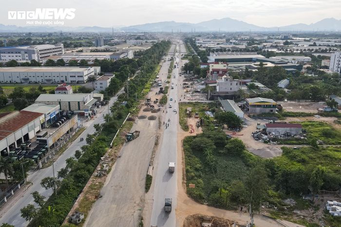 Tại những vị trí đã hoàn thành thảm nhựa, tuyến đường dần hình thành diện mạo mới. Trong khi đó, ở một số đoạn khác, các đơn vị thi công đang tập trung lu lèn, hoàn thiện nền đường để chuẩn bị cho công đoạn thảm bê tông nhựa.
