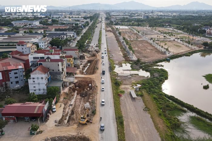 Trên các đoạn đã được bàn giao mặt bằng, nhà thầu tập trung thi công hệ thống thoát nước, nền đường và nhiều hạng mục hạ tầng kỹ thuật nhằm bảo đảm tiến độ dự án.