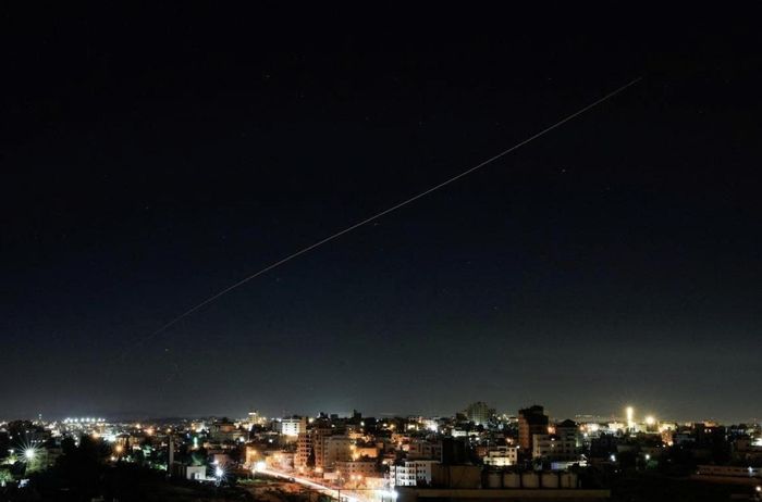  Tên lửa trên bầu trời Israel sau cuộc không kích của Iran. (Ảnh: Reuters)