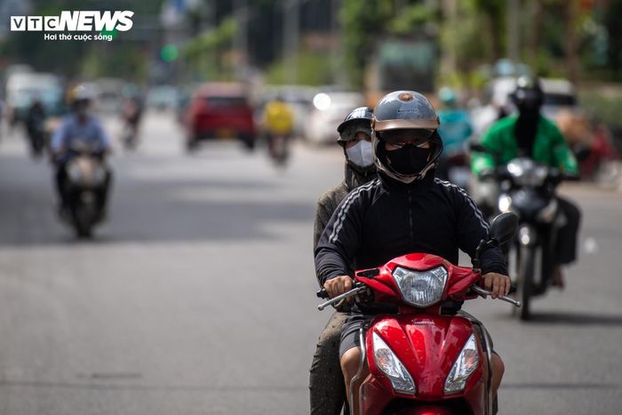 Mặt đường hiện không còn cảnh bùn đất, nhếch nhác như trong quá trình thi công trước đây. Thay vào đó là lớp bê tông nhựa mới, bằng phẳng, giúp các phương tiện lưu thông thuận lợi hơn.