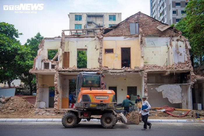 Công trình cao 2 tầng, liên quan đến 6 hộ dân và là một trong những vị trí còn vướng mắc mặt bằng, ảnh hưởng đến tiến độ thi công của toàn dự án trong thời gian qua.