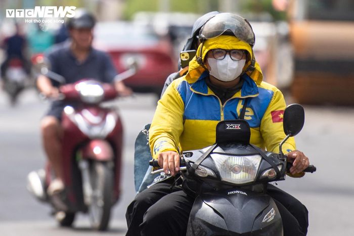 "Vỉa hè được lát đồng bộ, mặt đường sạch sẽ, cây xanh cũng đang được bổ sung nên nhìn khang trang hơn rất nhiều. Khi dự án hoàn tất, việc kết nối giao thông trong khu vực chắc chắn sẽ thuận lợi hơn", anh Minh, ở phường Thanh Xuân, nói.