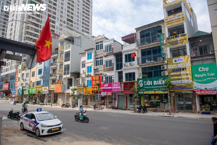 Sau nhiều năm thi công dang dở, đến nay, diện mạo tuyến phố đã có nhiều thay đổi. Phần lớn mặt đường được trải thảm nhựa đồng bộ, nhiều đoạn vỉa hè hoàn thiện lát đá, tạo điều kiện thuận lợi cho việc đi lại của người dân. Không gian dọc tuyến cũng trở nên thông thoáng hơn so với thời điểm còn thi công ngổn ngang.