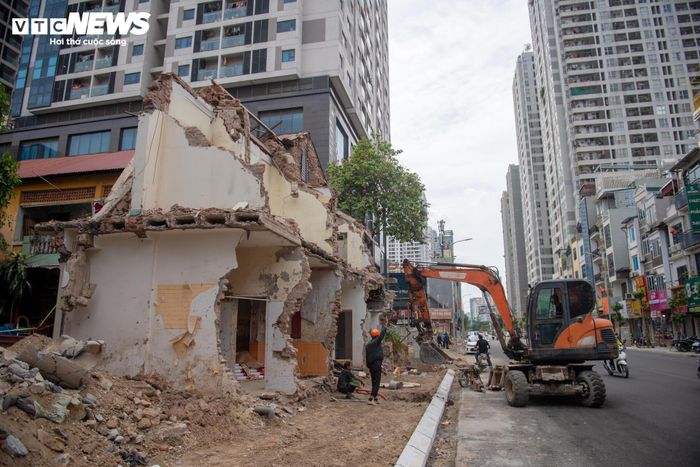 Đáng chú ý, nhà tập thể 35A Nguyễn Tuân đang được các đơn vị triển khai phá dỡ để phục vụ dự án mở rộng đường. 