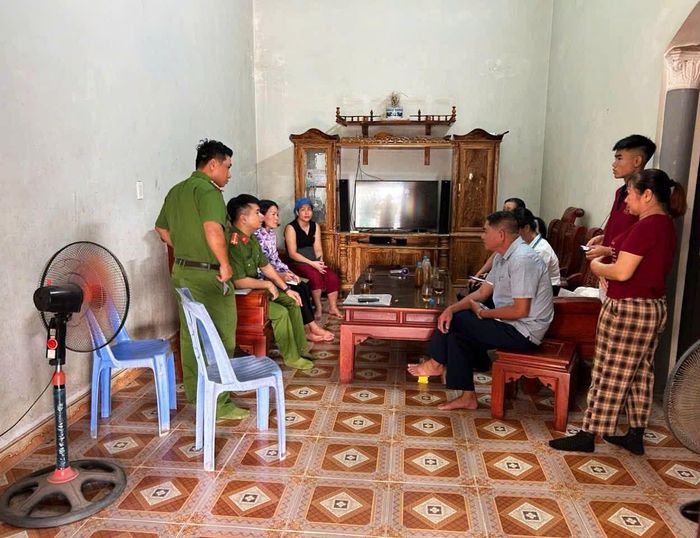 Cơ quan chức năng phường Tuần Châu đến gia đình để xác minh thông tin con dâu bạo hành mẹ chồng già yếu.