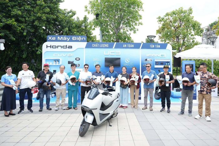 Người dùng nhận xe Honda UC3. (Ảnh: HVN)