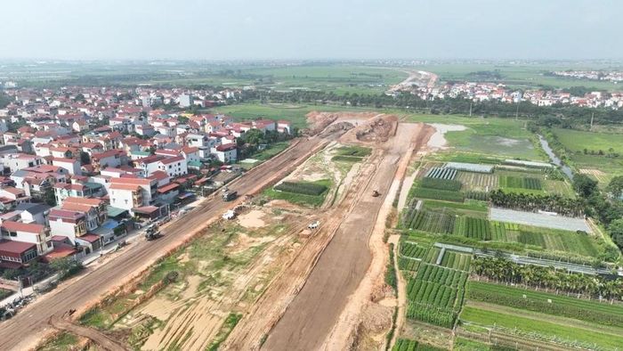 Dòng tiền chuyển sang các sản phẩm ở thật.