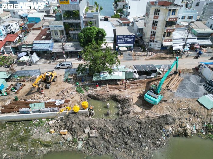 Trong khi đó, khu vực bờ bắc kênh Đôi tiếp giáp dự án cũng đang triển khai giải tỏa hơn 1.600 căn nhà để mở rộng đường và chỉnh trang đô thị. Khi hoàn thành, các dự án tại khu vực này được kỳ vọng sẽ tăng cường kết nối hạ tầng giao thông, cải thiện cảnh quan và môi trường đô thị.