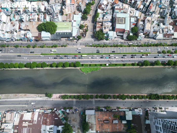 Theo thiết kế, tuyến sẽ vượt kênh Tàu Hủ và đại lộ Võ Văn Kiệt, đi dọc đường Cây Sung rồi vượt kênh Đôi. Riêng hệ thống cầu có tổng chiều dài khoảng 3,1km, bề rộng từ 16 - 30,5m. 