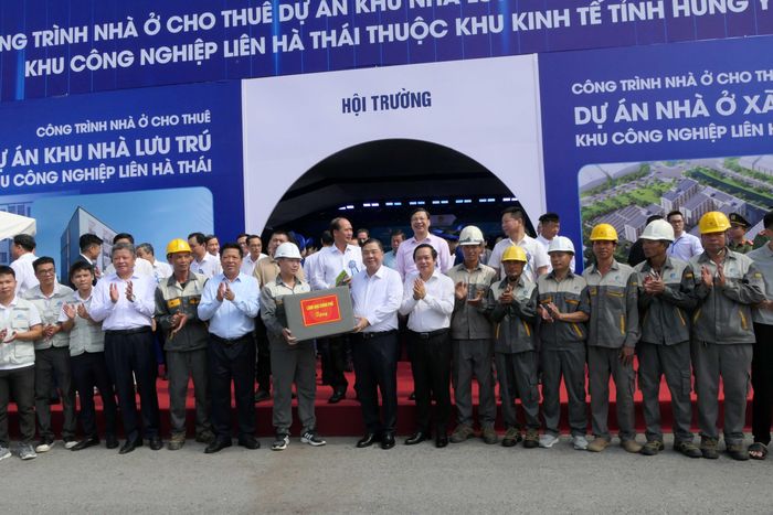  Ủy viên Bộ Chính trị, Phó Thủ tướng Thường trực Chính phủ Phạm Gia Túc cùng lãnh đạo bộ, ban, ngành Trung ương, Thường trực Tỉnh ủy tặng quà động viên công nhân, lao động thực hiện dự án.