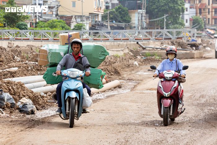 Một số đoạn đường còn có những vùng nước đọng, đầy bùn đất. những ổ gà lớn gây khó khăn cho việc đi lại của người dân.