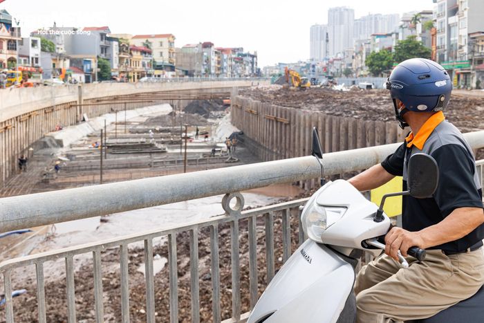Trước đó, UBND TP Hà Nội nhiều lần chỉ đạo tăng cường công tác bảo vệ môi trường tại các công trình xây dựng. Người dân hy vọng việc để bùn đất, vật liệu phát tán ra đường dân sinh sớm được kiểm tra, chấn chỉnh; các nhà thầu cũng cần thực hiện nghiêm túc việc che chắn, vệ sinh phương tiện và làm sạch mặt đường, bảo đảm môi trường sống cũng như an toàn cho người dân trong suốt quá trình thi công.