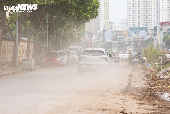 Bí thư Thành ủy yêu cầu các đơn vị liên quan xử lý dứt điểm các nguồn xả thải, vi phạm hành lang bảo vệ kênh; hoàn thành các gói thầu kênh dẫn nước trước ngày 30/4/2026, hoàn thiện hạng mục cảnh quan trước ngày 30/6/2026. Việc thi công phải được triển khai đồng bộ từ kè, nạo vét, đường dạo, cây xanh đến hệ thống chiếu sáng, phải công khai tiến độ để người dân theo dõi, giám sát.