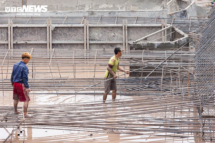 Sau đó, nhiều mũi thi công đồng loạt được triển khai với sự tham gia của hàng loạt máy móc, phương tiện cơ giới nhằm đẩy nhanh tiến độ dự án.