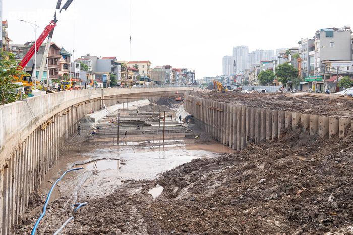 Tuy nhiên, trong khi Trạm bơm tiêu Yên Nghĩa đã hoàn thành và đi vào vận hành từ tháng 1/2020, tuyến kênh La Khê đến nay vẫn chưa được đầu tư đồng bộ. Việc dòng chảy chưa được khơi thông khiến công trình đầu mối chưa thể phát huy hết công suất thiết kế, ảnh hưởng đến hiệu quả tổng thể của dự án.