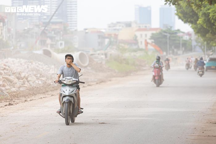 Đáng chú ý, trên tuyến đường Ngô Quyền (phường Hà Đông), nhiều thời điểm bụi đất cuốn lên dày đặc, bao trùm cả khu vực rộng lớn. 