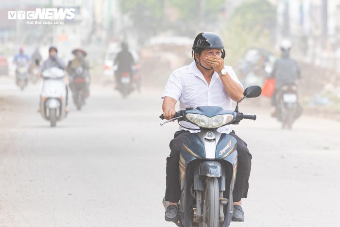 Người dân đi qua phải che kín mặt để hạn chế hít phải bụi. Mặt đường xuất hiện nhiều vũng nước, bùn đất và ổ gà khiến việc đi lại gặp nhiều khó khăn, đặc biệt vào thời điểm có lưu lượng phương tiện lớn.