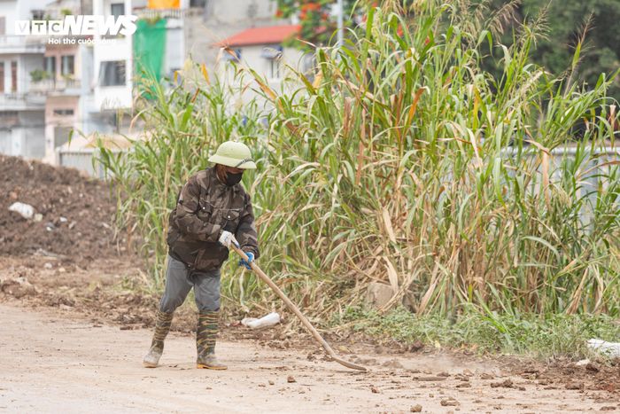 Mặc dù công nhân tại công trường thường xuyên thu gom đất đá rơi vãi sau mỗi lượt xe vận chuyển, lượng bùn đất được xử lý còn khá hạn chế so với khối lượng phát sinh liên tục trong quá trình thi công. Do đó, tình trạng ô nhiễm bụi chưa được cải thiện rõ rệt.
