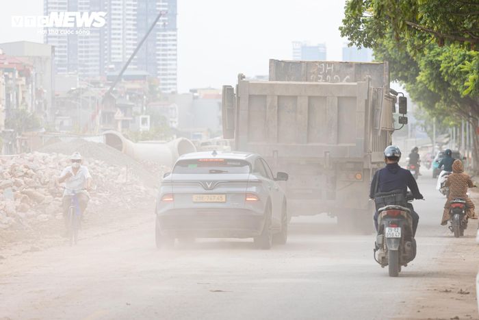 Bên cạnh những tín hiệu tích cực về tiến độ, quá trình thi công cũng phát sinh không ít bất cập về môi trường. Ghi nhận thực tế cho thấy, lượng lớn xe tải và máy móc liên tục ra vào công trường khiến bùn đất, vật liệu rơi vãi trên nhiều tuyến đường dân sinh, gây ảnh hưởng đến sinh hoạt và tiềm ẩn nguy cơ mất an toàn giao thông.