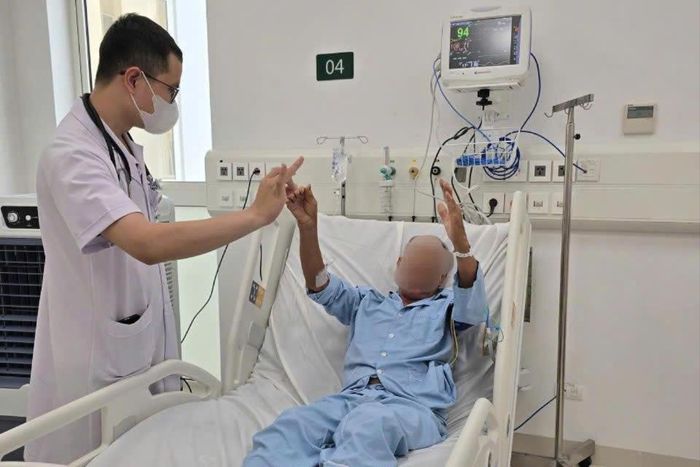 Bác sĩ đang thăm khám cho bệnh nhân đột quỵ sau khi can thiệp. Ảnh: BVCC
