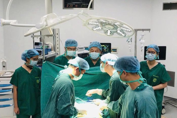 Các bác sĩ thực hiện phẫu thuật cấp cứu bệnh nhân bị chấn thương đốt sống cổ tại cơ sở Ninh Bình. Ảnh: BVCC