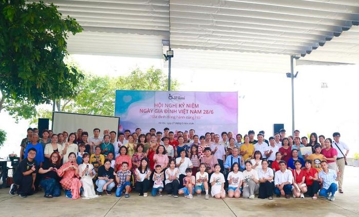 Kỷ niệm đáng nhớ của các cán bộ Hội Người khuyết tật Hà Nội cùng gia đình. Ảnh: BTC