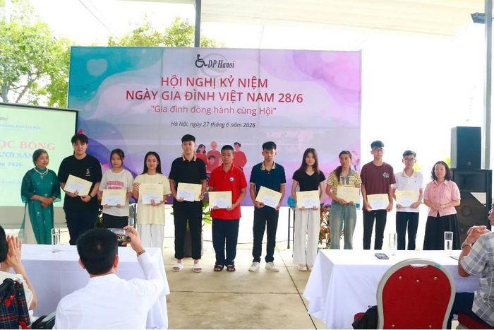 Trao học bổng cho các em nỗ lực vượt khó học tốt. Ảnh: BTC