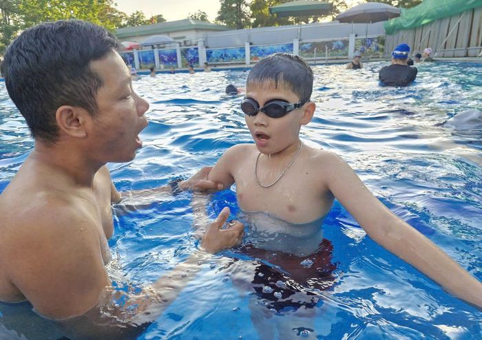 Mùa hè là thời điểm có rất đông các em học sinh ở xã Phú Xuyên tham gia học bơi, phòng ngừa đuối nước. Ảnh: PV