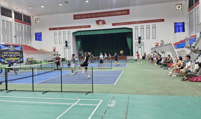Nhà thi đấu đa năng ở xã Phú Xuyên thu hút nhiều người dân đến tập luyện, thi đấu các môn thể thao. Ảnh: PV