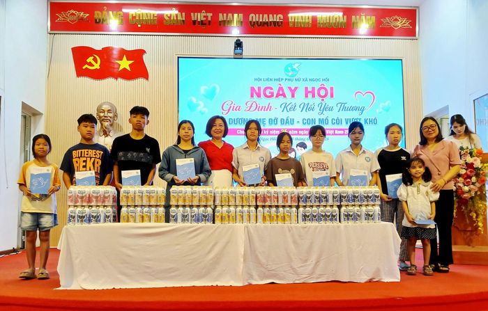 Biểu dương và trao quà cho trẻ em mồ côi, trẻ em có hoàn cảnh khó khăn. Ảnh: Hoàng Quyết