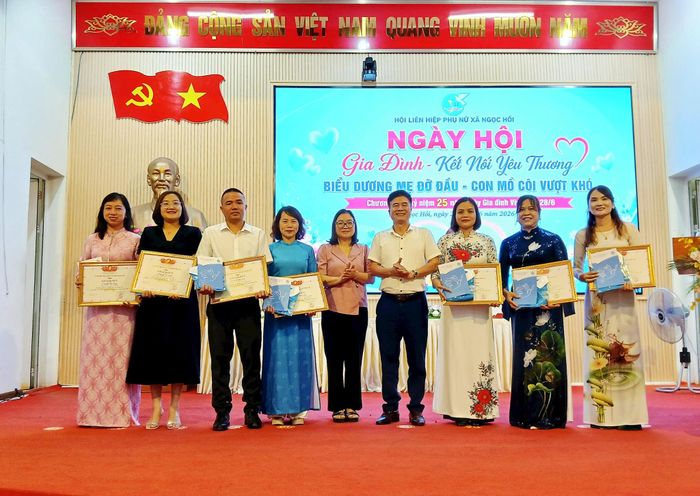 Trao Giấy khen biểu dương mẹ đỡ đầu. Ảnh: Hoàng Quyết