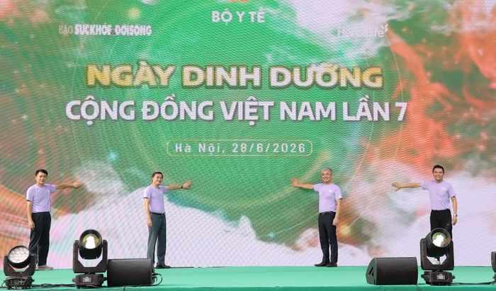 Các đại biểu nhấn nút khai mạc chương trình. Ảnh: BTC