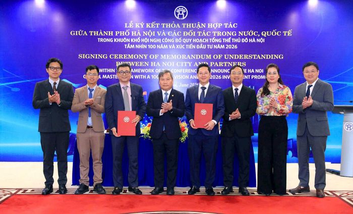 Chủ tịch UBND thành phố Hà Nội Vũ Đại Thắng chứng kiến các đơn vị ký kết MOU. Ảnh: Viết Thành