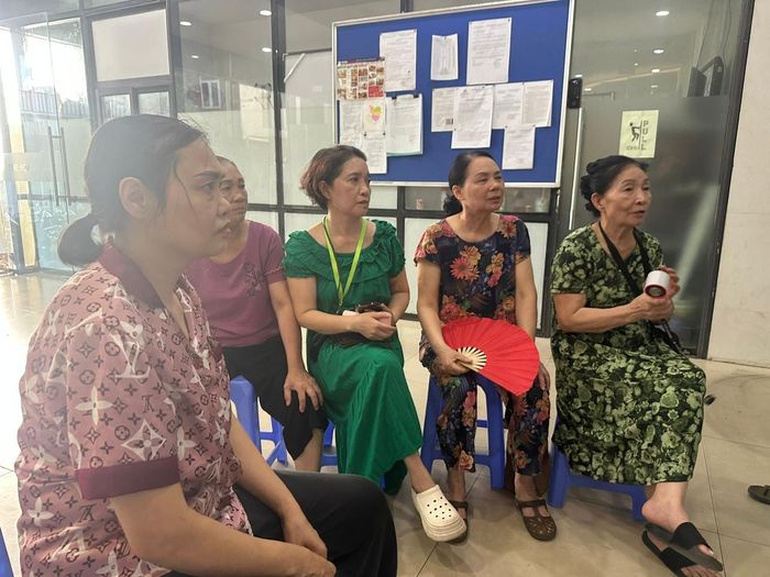 Cư dân chung cư SME Hoàng Gia nhiều lần tập hợp ý kiến, gửi kiến nghị tới các cơ quan chức năng đề nghị giải quyết dứt điểm tồn tại. Ảnh: Trọng Nguyễn