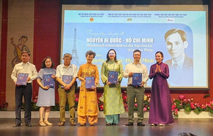 Bà Lê Thị Phượng, Giám đốc Khu Di tích Chủ tịch Hồ Chí Minh tại Phủ Chủ tịch trao tặng cuốn sách "Nguyễn Ái Quốc - Hồ Chí Minh với nước Pháp" cho các đại biểu. Ảnh: BTC