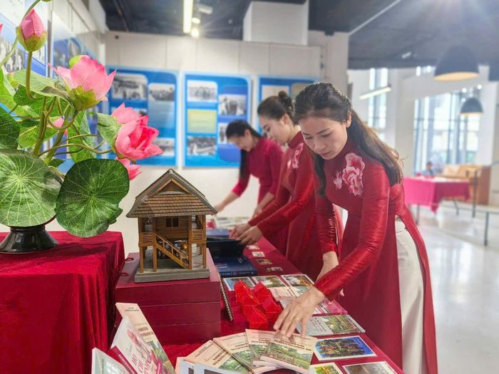 Trưng bày “Nguyễn Ái Quốc - Hồ Chí Minh: Hành trình vì hòa bình và độc lập dân tộc trên nước Pháp”. Ảnh: BTC