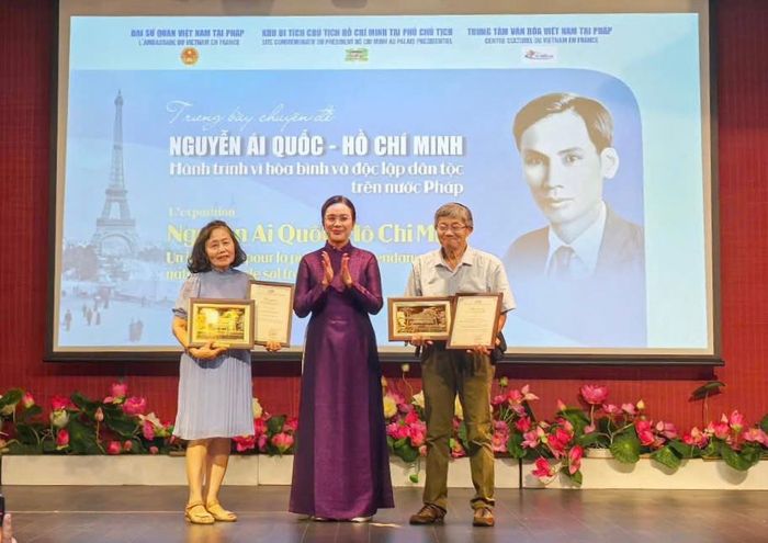 Bà Lê Thị Phượng, Giám đốc Khu Di tích Chủ tịch Hồ Chí Minh tại Phủ Chủ tịch trao tặng Thư cảm ơn và quà tặng cho gia đình các nhân chứng. Ảnh: BTC