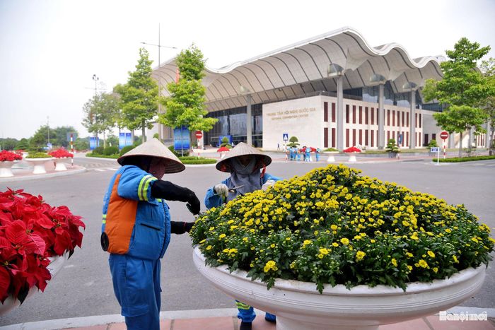 Công tác trang trí bên ngoài hội nghị đang được khẩn trương hoàn thiện.