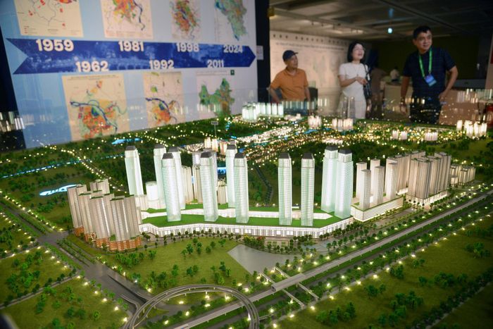 Tại khu vực này cũng bố trí hệ thống pano khổ lớn trưng bày quy hoạch Hà Nội qua các thời kỳ gắn liền với lịch sử phát triển, mở rộng địa giới hành chính của Thủ đô, các bản đồ định hướng phát triển không gian đô thị, hệ thống hạ tầng kỹ thuật toàn thành phố; bản đồ sử dụng đất khu vực đô thị và khu chức năng...