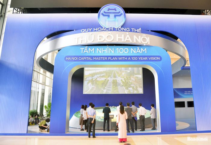 Khu vực giới thiệu Quy hoạch tổng thể Thủ đô Hà Nội tầm nhìn 100 năm, trưng bày hệ thống sa bàn kết hợp công nghệ trình chiếu 3D Mapping được các kỹ sư rà soát cẩn thận.