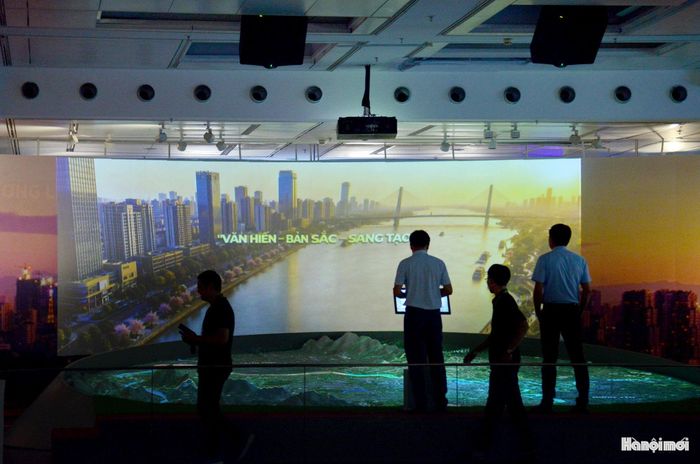 Tầng 4 có diện tích khoảng 1.200m2 được thiết kế thành không gian triển lãm trang trọng, trưng bày sa bàn ứng dụng công nghệ trình chiếu mapping 3D hiển thị sinh động và trực quan định hướng quy hoạch.