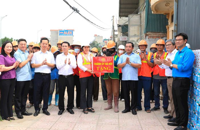 Bí thư Thành ủy Hà Nội Trần Đức Thắng; Phó Bí thư Thường trực Thành ủy Hà Nội Nguyễn Trọng Đông cùng các đồng chí lãnh đạo thành phố Hà Nội tặng quà công nhân thi công tại Dự án đầu tư hoàn thiện tuyến quốc lộ 21B theo quy hoạch. Ảnh: Quang Thái