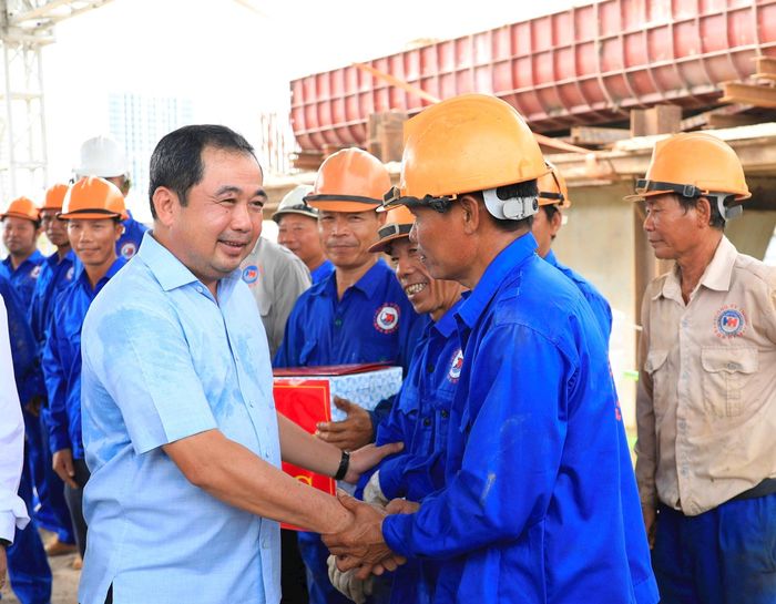 Bí thư Thành ủy Hà Nội Trần Đức Thắng thăm hỏi, tặng quà công nhân thi công tại Dự án cải tạo, nâng cấp quốc lộ 6 đoạn Hà Đông - Xuân Mai. Ảnh: Quang Thái