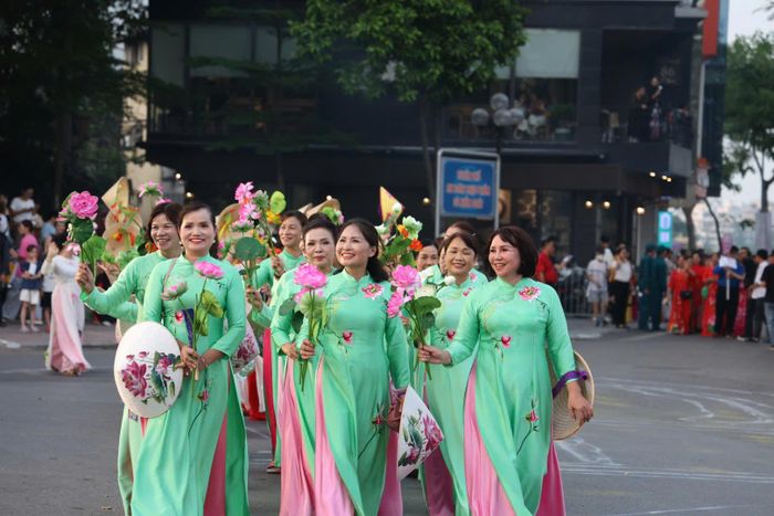 Diễu hành nghệ thuật "Sen xuống phố" với sự tham gia của hơn 2.000 người trong trang phục áo dài họa tiết hoa sen đã xác lập kỷ lục Việt Nam. Ảnh: HNM